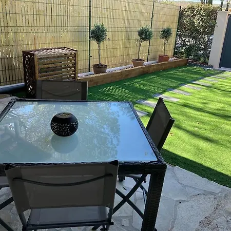 Petite Maison Avec Piscine Entre Et Montagne Holiday home *